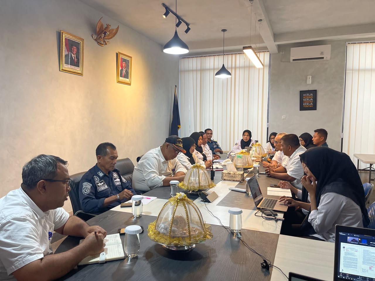 Rapat Evaluasi Kinerja dan Pelayanan Publik